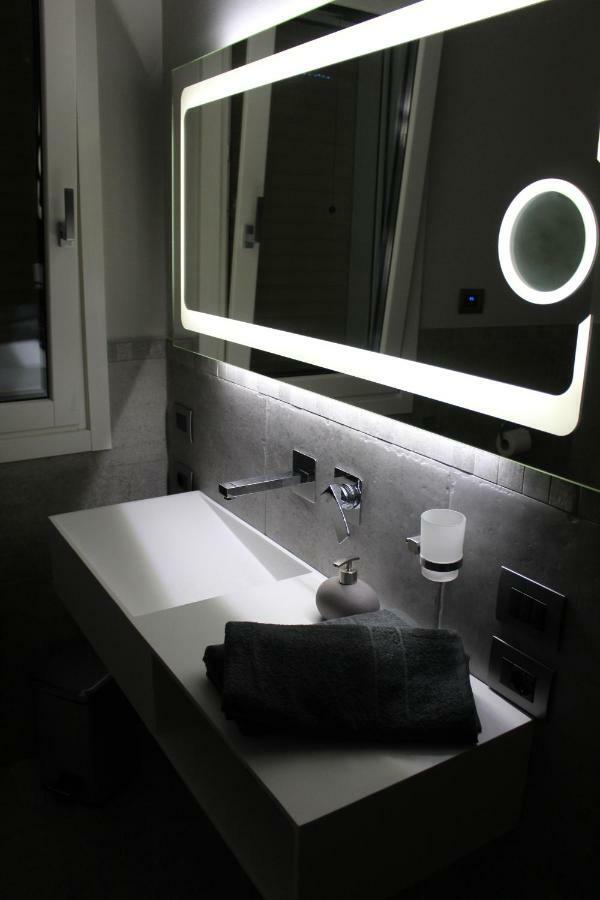 דסנזאנו דל גארדה Villa Martina Luxury Rooms מראה חיצוני תמונה