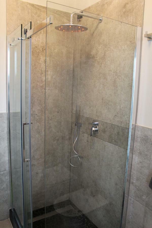 דסנזאנו דל גארדה Villa Martina Luxury Rooms מראה חיצוני תמונה